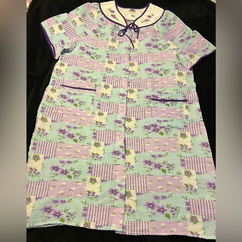 EUC Metropolitan Lilac Floral Patchwork Housecoat/Duster Embroidered Collar 1X